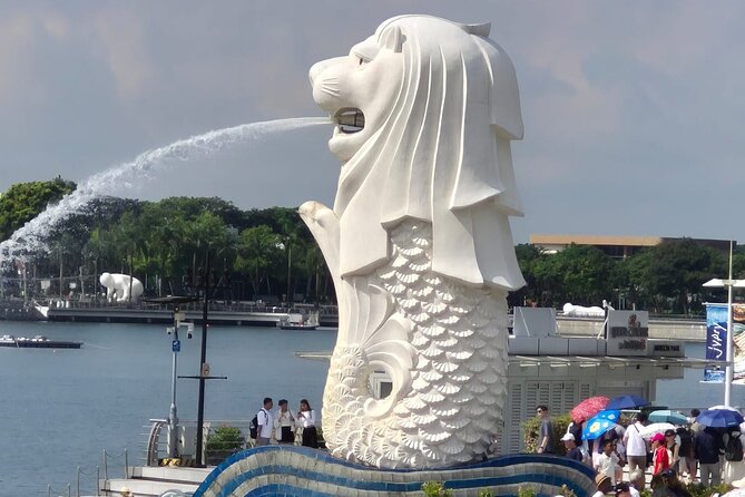 Airport to City and Food Private Tour for Layover and Transit - Merlion Park brings the classic first photograph