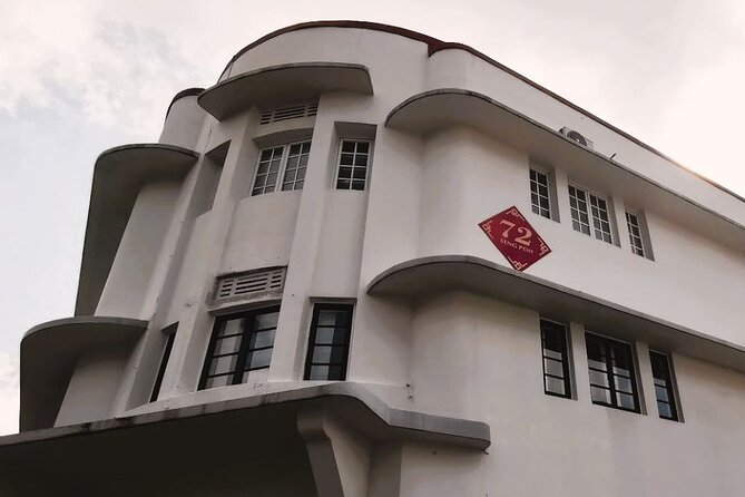 Botanic Gardens & Tiong Bahru Walking Tour with Breakfast - The MRT ride to Tiong Bahru changes the mood