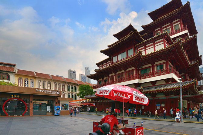 Michelin Premium Food Tour with Hawker Centre & Chinatown Tour - What the guides add to the meal