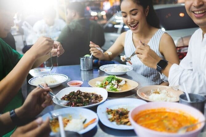 Private Tour Singapore Street Food & Night Tour - How the guide shapes the evening