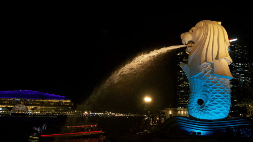 Signature Night Tour: Walk Through Marina with Food Tastings - Merlion Park after sunset