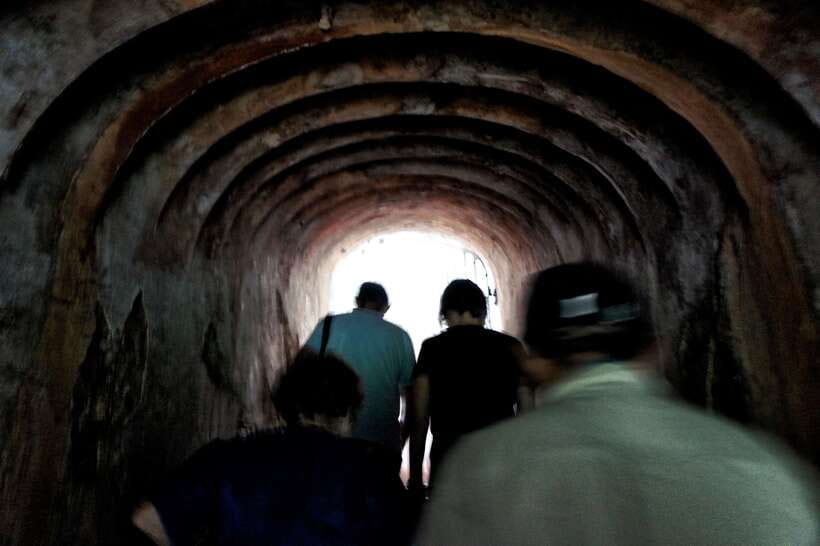 Singapore 2.5-Hour Walking Tour: Graves, Guns & Battles - Sang Nila Utama Garden and the older Singapura story