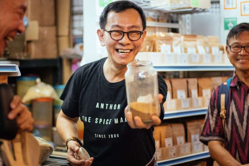 Singapore: 7-Hour Full Coverage Private Tour with a Local - Chinatown for food, temples, and older Singapore