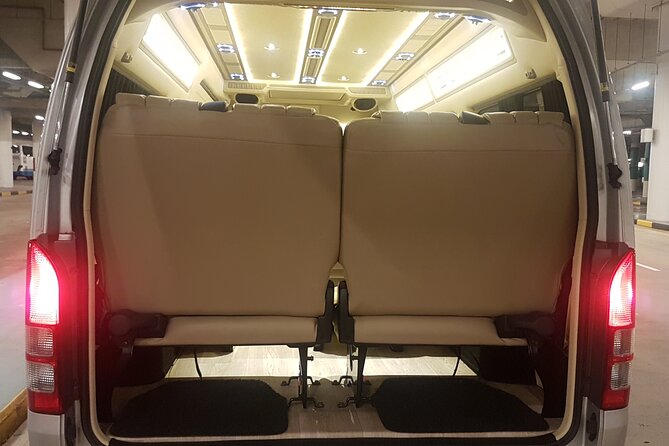 Singapore Arrival Ground Transfer in Limo-Bus - Amy and Alan give the ride a personal touch