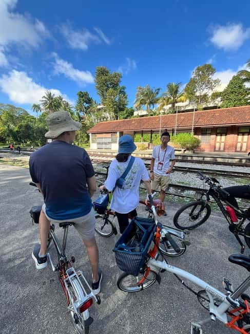 Singapore Brompton Bike Tour from Rail Corridor, with food! - Following Alexandra Canal toward the city