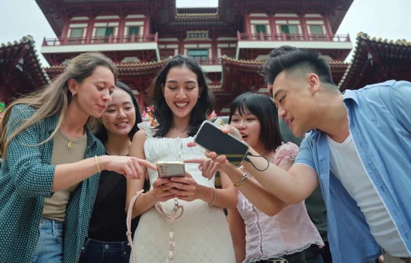 Singapore: Chinatown Food Tour with 6 Tastings - A local bakery and the pleasure of a small stop