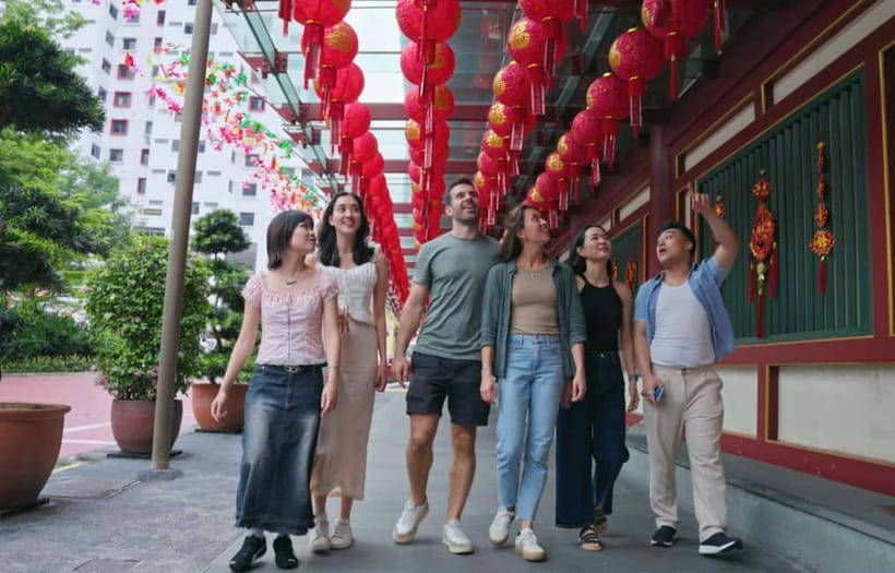 Singapore: Chinatown Food Tour with 6 Tastings - Chicken rice at the local restaurant and food market