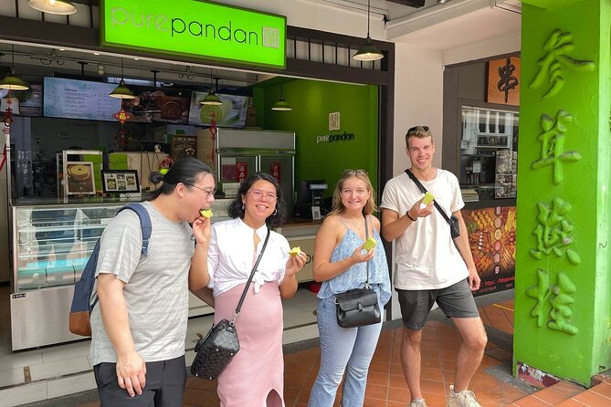 Singapore: Chinatown Hawker Food Tasting Tour - The guide is the key part of the experience