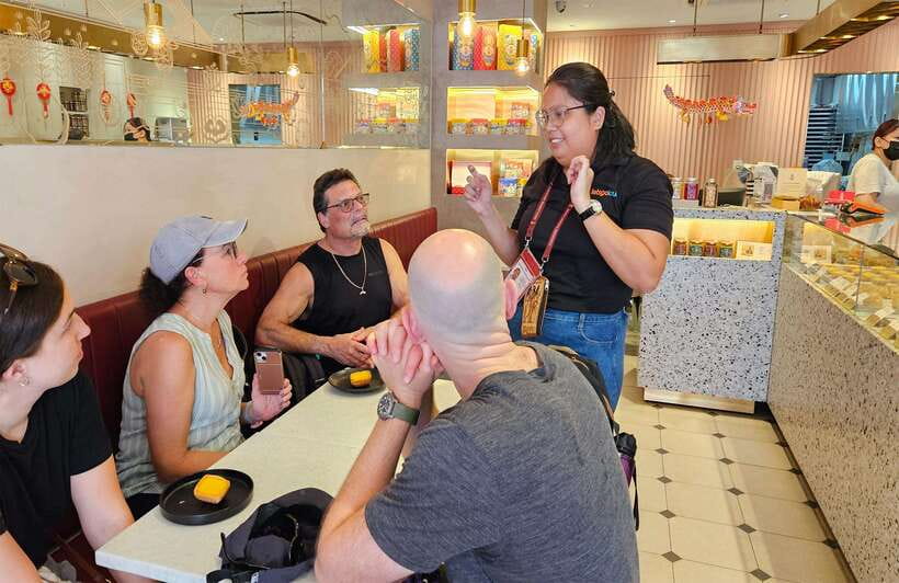 Singapore: Chinatown Hawker Guided 8-Dish Tasting Tour - A walking tour with food between the stories