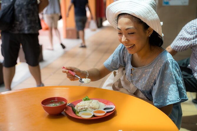 Singapore: Chinatown Hawker Market Food Tour with 7 Food Tastings - Tasting Singapore at the food centre