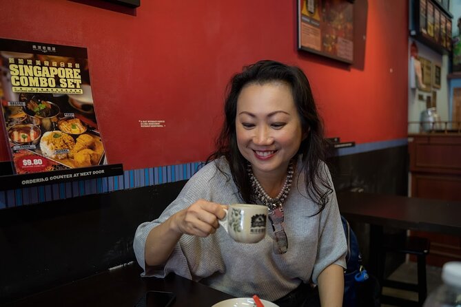 Singapore: Chinatown Hawker Market Food Tour with 7 Food Tastings - Chendol, beer, and the final bites