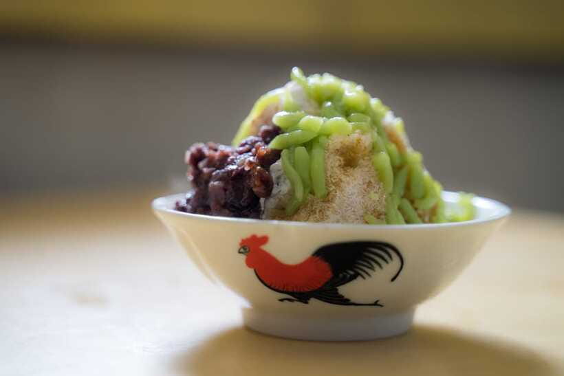 Singapore: Chinatown Hawkers Food Tour with 7 Food Tastings - Chicken rice, Singapore’s essential plate