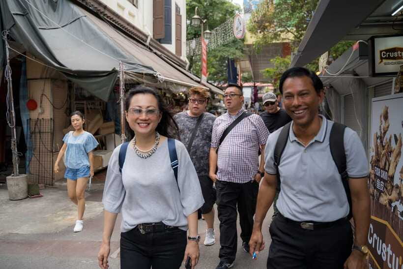 Singapore: Chinatown Hawkers Food Tour with 7 Food Tastings - Chendol, coconut milk, and a cool finish
