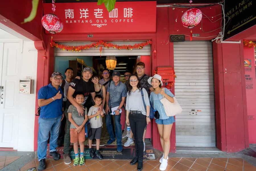 Singapore: Chinatown Hawkers Food Tour with 7 Food Tastings - Bak kwa, coffee, and the first taste of Singapore