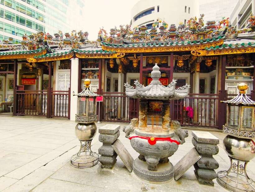 Singapore: Chinatown Historic Walking Tour with Lunch - Starting at Raffles Place and Yueh Hai Ching Temple