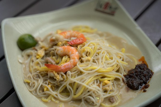 Singapore Chinatown Market Private Food Tour with 7 Food Tastings - Hawker food at one of Singapore’s large food centers