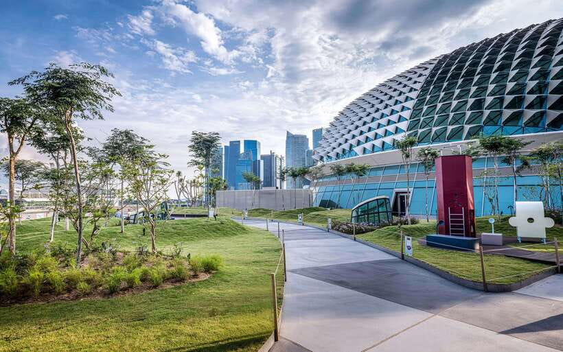 Singapore: City Highlights Walking Tour & Singapore River - Jubilee Bridge gives the walk a clean finish