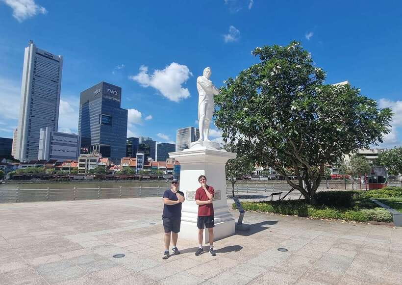 Singapore: City Highlights Walking Tour & Singapore River - Colonial buildings beside polished towers