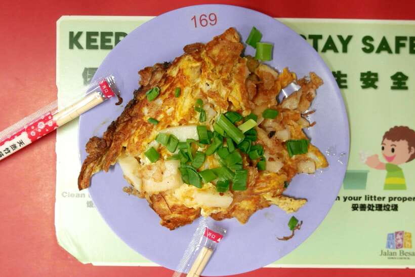 Singapore: Foodie Experience Guided Tour with 5 Tastings - Drinks, extra tastes, and the sweet finish