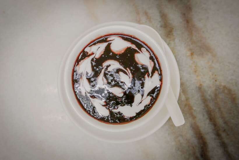 Singapore: Foodie Experience Guided Tour with 5 Tastings - Timing, comfort, and who should book