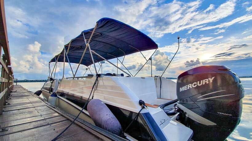 Singapore: Guided Boat Tour and Kelong Fish Farm Visit - Sembawang Beach and the older Singapore