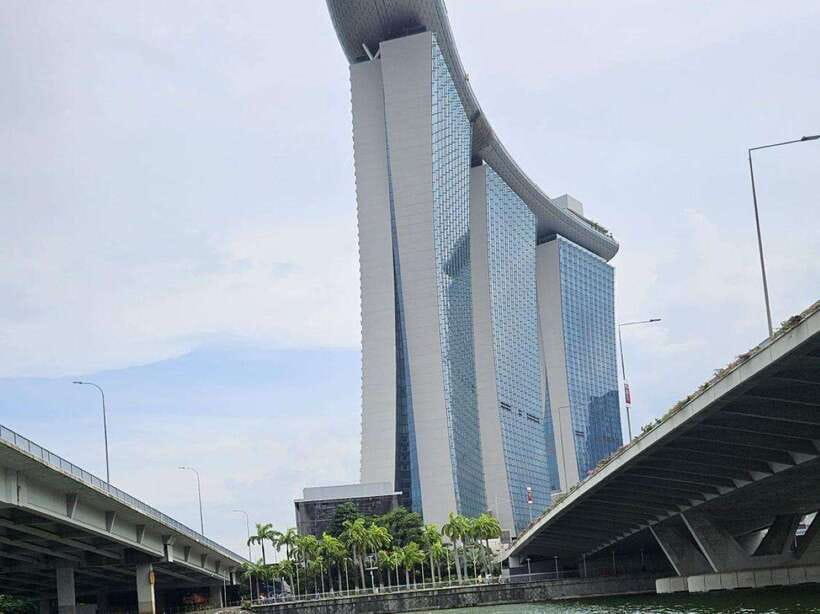 Singapore: Guided City Tour by Amphibious Duck Boat - Returning by road and circling the Fountain of Wealth