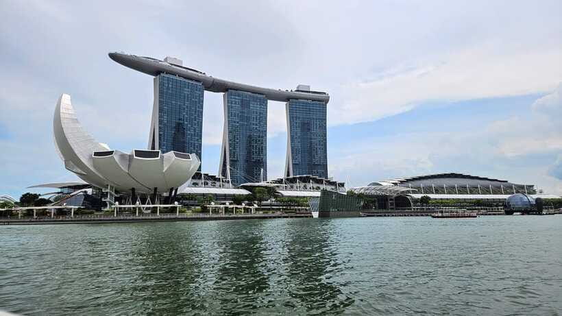 Singapore: Guided City Tour by Amphibious Duck Boat - Who should book this experience?