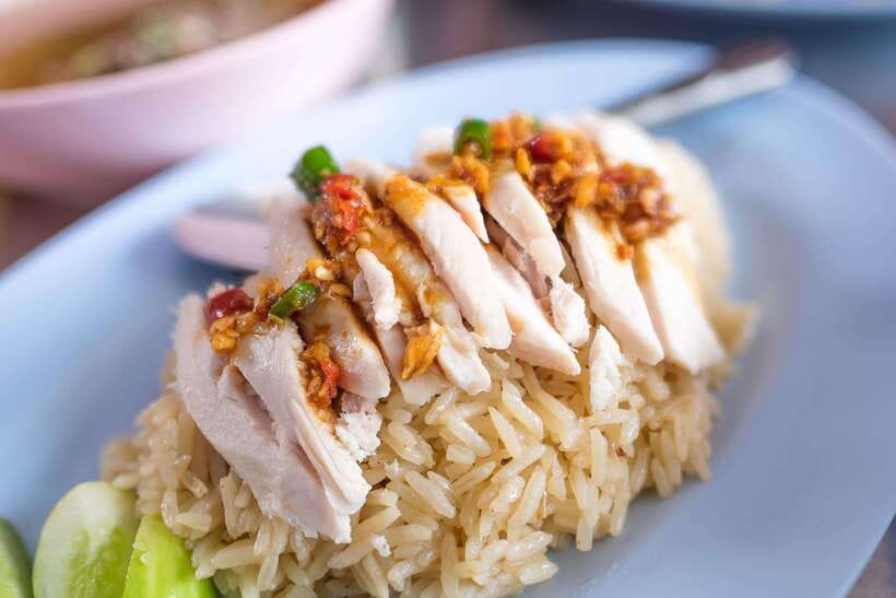 Singapore: Hawker Culture Food Tour and Sightseeing - The walk to Lau Pa Sat
