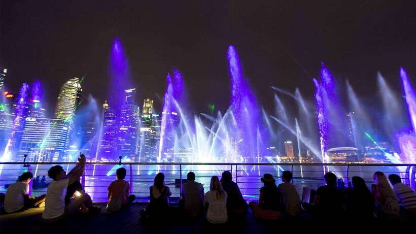 Singapore: Hawker Culture Food Tour and Sightseeing - Spectra at Marina Bay Sands