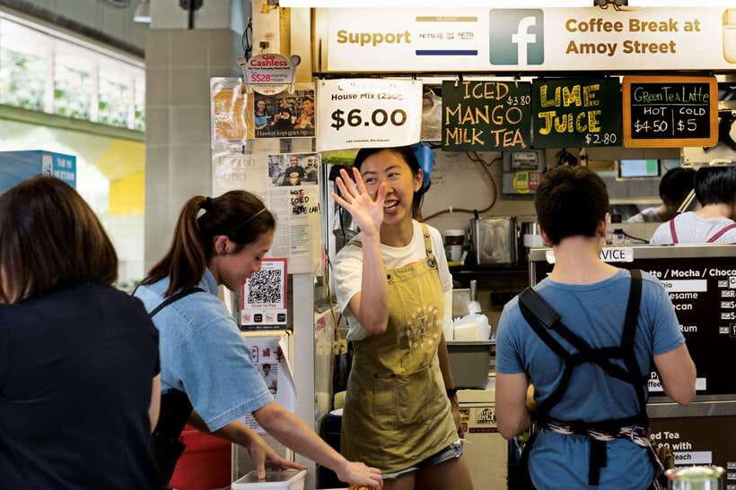 Singapore: Lau Pa Sat Night Street Food with Marina Bay Walk - Why this food tour works in downtown Singapore