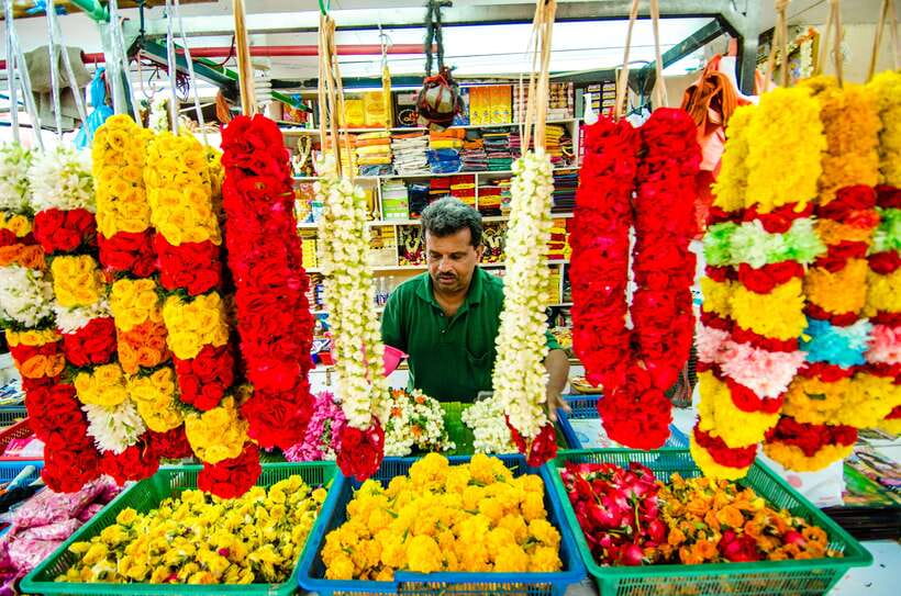 Singapore: Little India, Tekka Centre and Food Tastings Tour - Making a flower garland by hand
