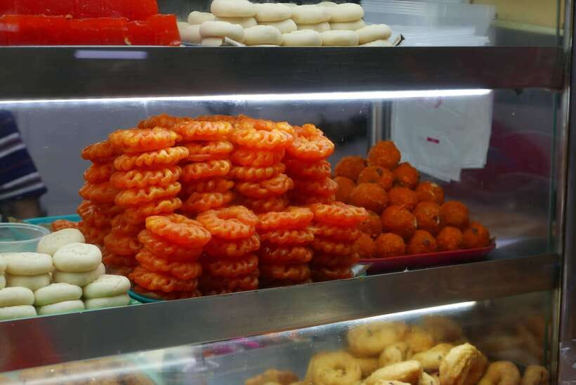 Singapore: Little India, Tekka Centre and Food Tastings Tour - Sri Veeramakaliamman Temple