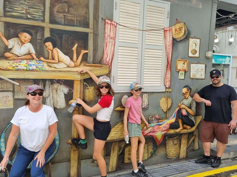 Singapore: Local Hawker Food Tour with Tastings - Jamae Mosque and Sri Mariamman Temple between meals