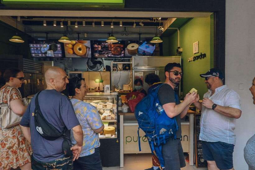 Singapore: Local Hawker Food Tour with Tastings - Sago Street, Buddha Tooth Relic Temple, and Chinatown Complex
