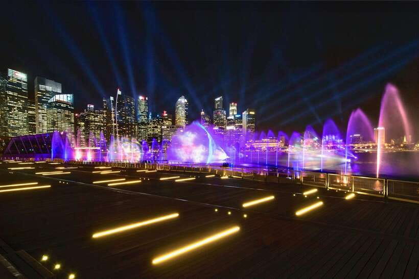 Singapore: Marina Bay Nighttime Walking Tour - Marina Bay Sands and the Spectra show