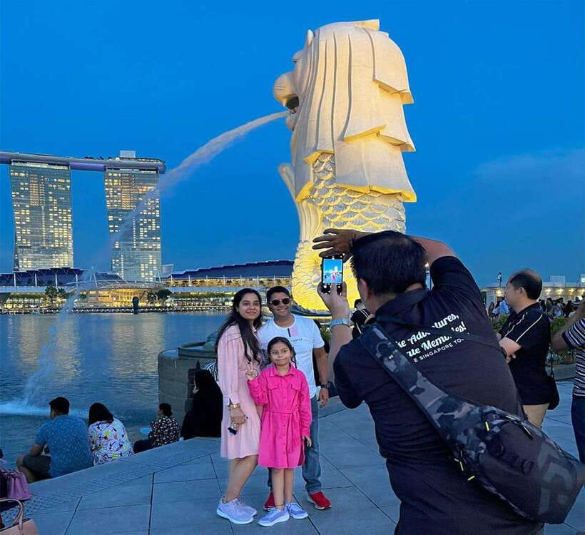 Singapore: Marina Bay Nighttime Walking Tour - Merlion Park and the Fullerton Hotel