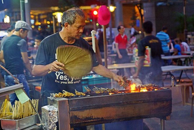Singapore Nightlife: Street Food, Night Views and Drinks - Merlion Park and Marina Bay after sunset