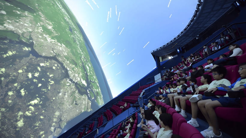 Singapore: Omni Theatre IMAX Show Admission Ticket - Choosing between dinosaurs, space, oceans, and Shackleton