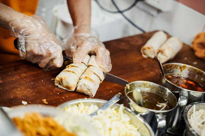 Singapore: Private Food & Heritage Walking Tour - The river cruise adds a welcome change of pace