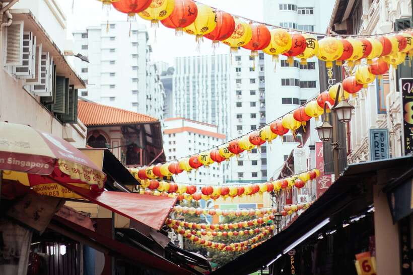 Singapore: Private Tour w/ Locals – Highlights & Hidden Gems - Walking, weather, and transport