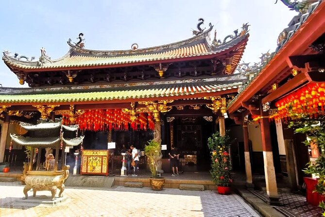 Singapore's Historic Chinatown Walking Tour with Lunch - Millionaire clubs and Chinatown’s changing streets