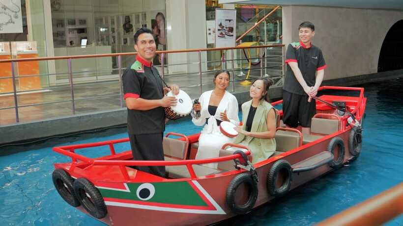 Singapore: Sampan Boat Ride Ticket at the Marina Bay Sands - The hourly water cascade from two stories above