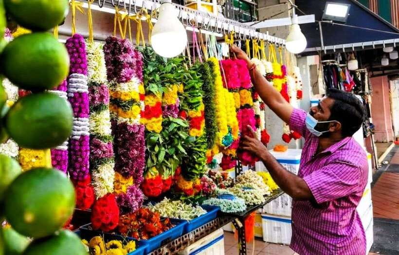 Singapore: Street Food & Ethnic Quarters Kick Scooter Tour - Little India begins with color and spice