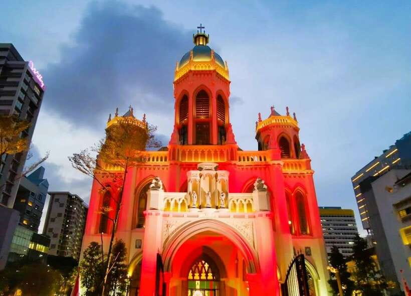 Singapore: Street Food & Ethnic Quarters Kick Scooter Tour - Churches, CHIJMES, and the civic centre