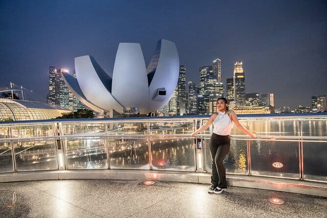 Singapore Vacation Photographer | Photography Tour | Photoshoot - Helix Bridge adds shape and movement
