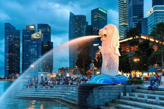 (Small Group) Night Wonders of Singapore: Cruise & Light Shows - Merlion Park and the first look across Marina Bay